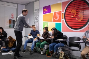 生徒に指導中の教師