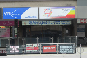 学校ビルの入り口