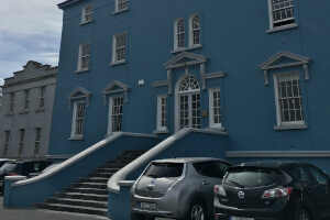 メインビルの入口