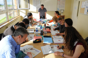 海に面した明るい教室