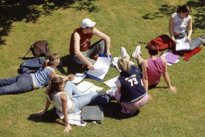 大学のキャンパス内で交流