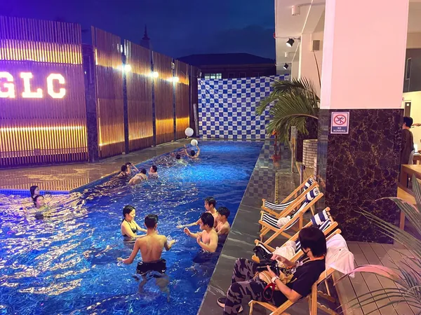 GLCの夜のプール