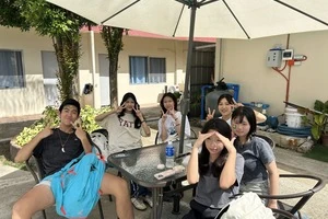 屋外で休憩中