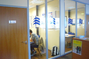 学校受付前の教室