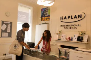 カプラン・ロンドンの学校受付