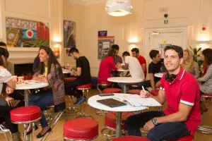 カプラン・ロンドンの学生ラウンジ