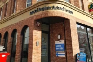 ナセルイングリッシュスクール・ロンドンの学校の入口