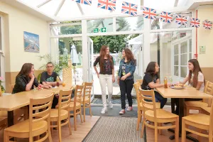 セントジャイルズ・イーストボーンカフェテリアから中庭