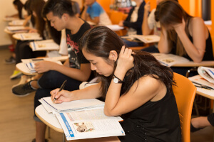 テスト中の生徒