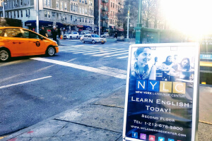 学校の前の歩道