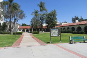 緑の芝生が広がるキャンパス