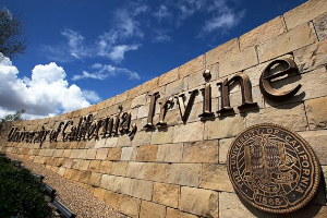 UCアーバイン校門